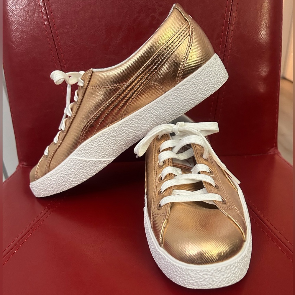 Puma Rose Gold Runners NWOT Sz.9